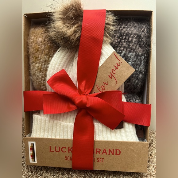 Lucky Brand Accessories - Lucky Brand Hat & Scarf Set